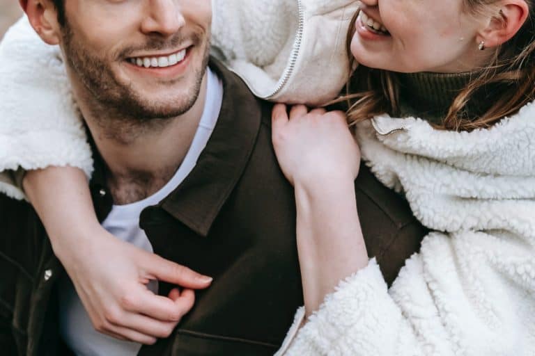 Comment attirer un homme sans même dire un mot